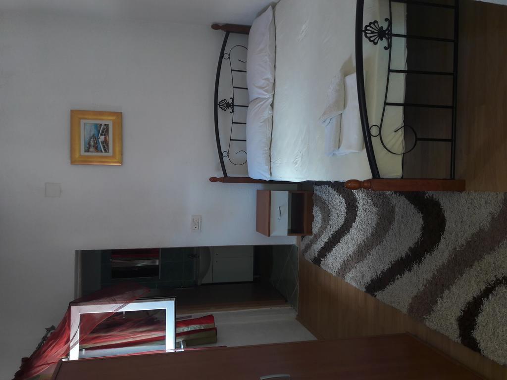 Apartments Mara Bela Karlobag Exterior photo